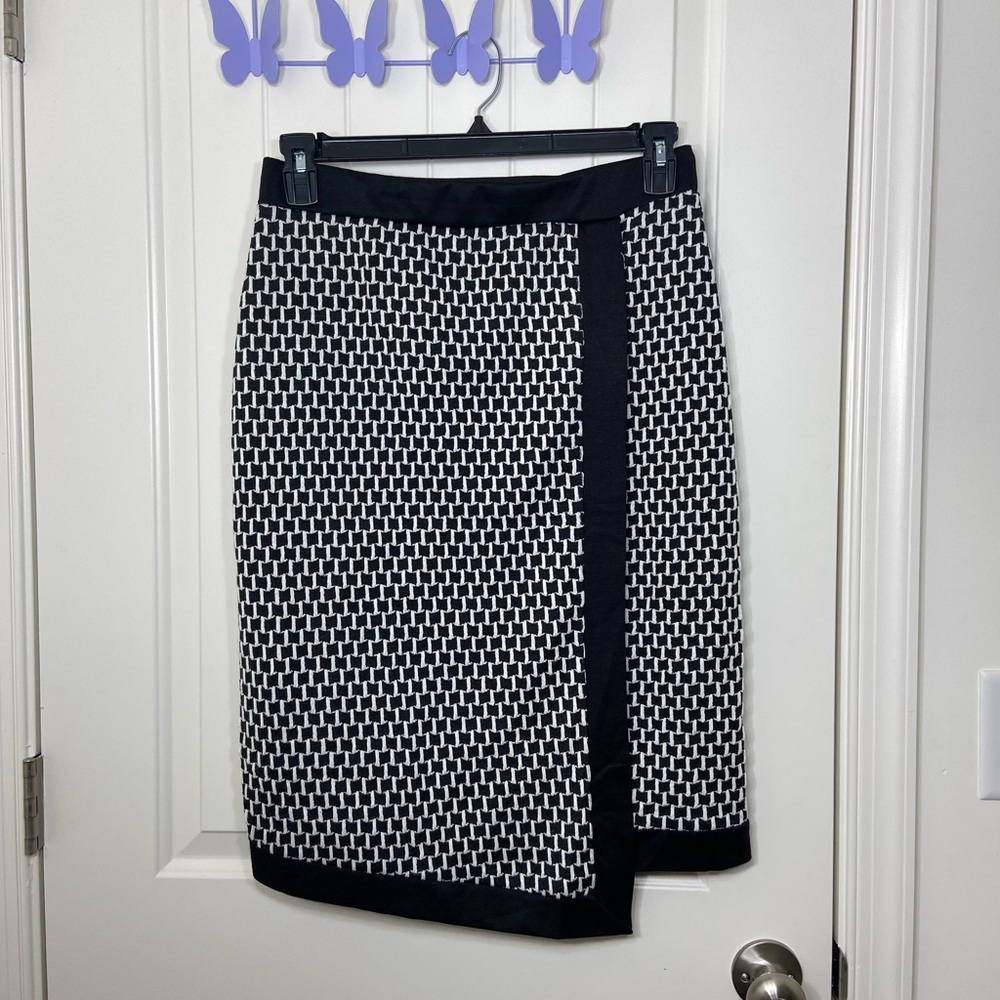 NWOT Faith and Joy women’s black white knit asymmetrical knee stretch skirt L